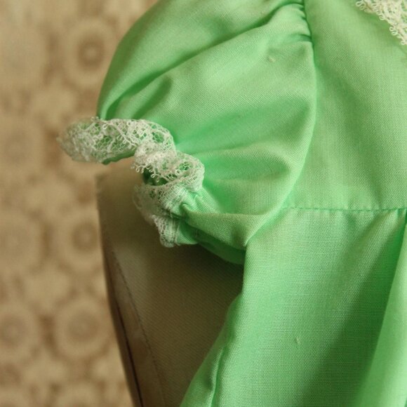 Vintage Baby Dress, Green with Lace Trim Little Girls Frilly Frock - Picture 4 of 10
